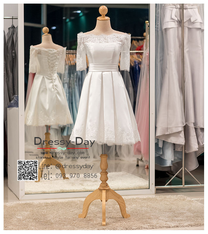 รหัส ชุดราตรีสั้น :PF001 ชุดแซก ชุดราตรีสั้นสีขาว ผ้าซาตินประดับลูกไม้เรียบๆ โชว์ไหล่ แต่หรูและดูดี