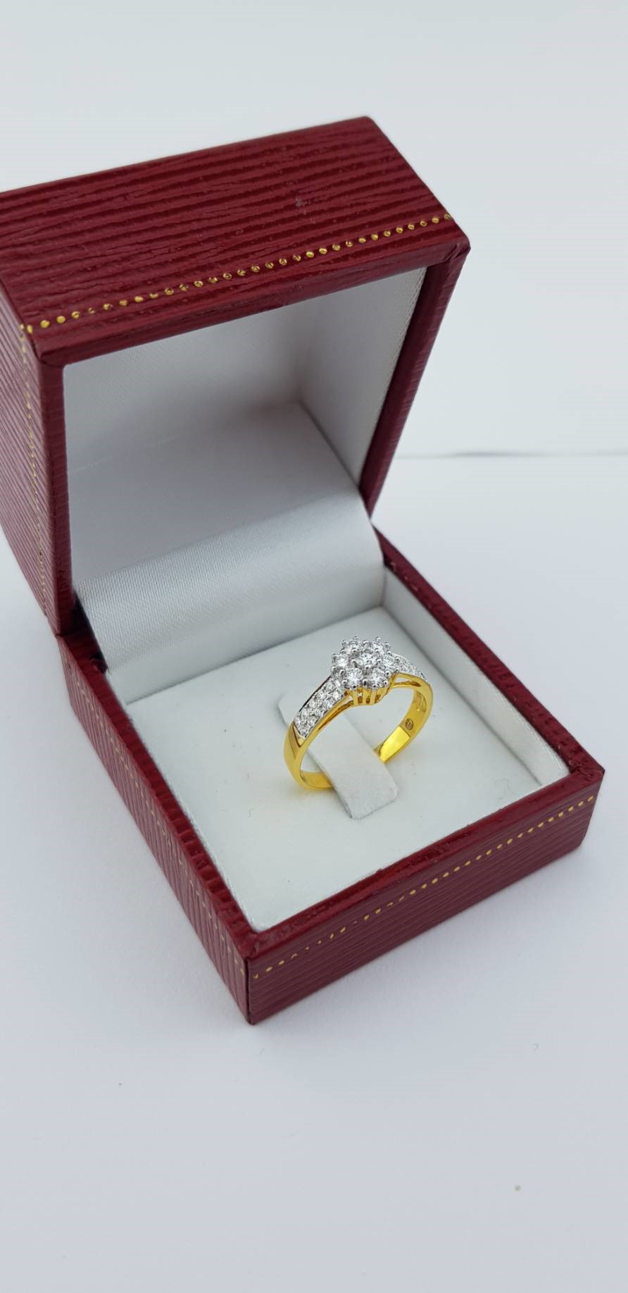 สั่งผลิตเพชรเบลเยี่ยมคัท แหวนแต่งงาน แหวนหมั้น ใส่เที่ยว ออกงาน แหวนทองคำ 18K เพชรแท้ 0.52 กะรัต 2.76 กรัม น้ำ 99 ราคาถูกมาก มีใบรับประกันค่ะ