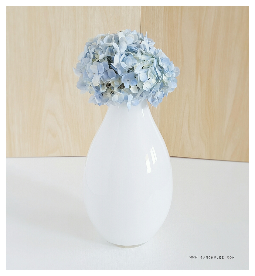 White Oval Glass Vase แจกันแก้วทรงรี สีขาว