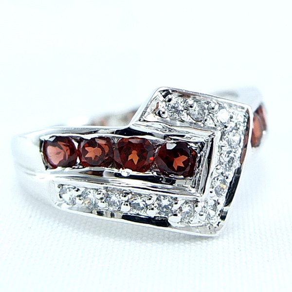 แหวนเงินแท้ราคาถูกชุบทองคำขาว พลอยแท้โกเมน 0.42 กะรัต เพชรCZ 0.78 กะรัต งานประณีตสวยงาม สั่งผลิตค่ะ