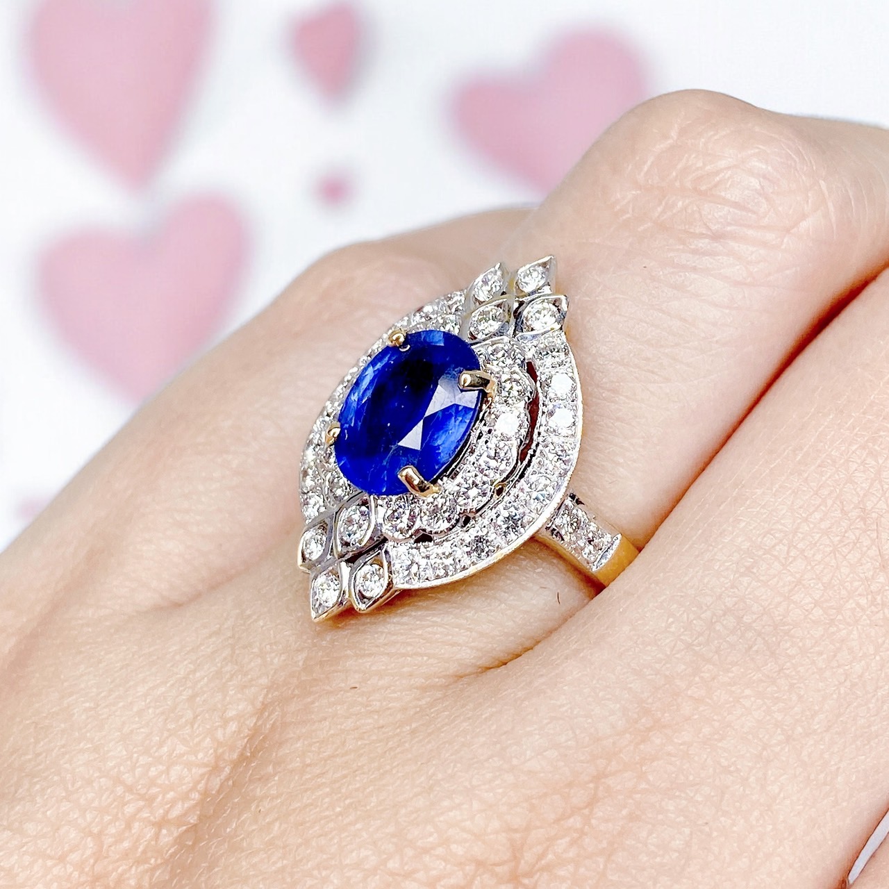 แหวนพลอยไพลิน Blue Africa ฝังเด่นๆตรง Center เพชรล้อมรอบ ตัวเรือน yellow gold วงนี้สวยมากกรี๊ดสุดๆ วงใหญ่ทองหนา เพชรสวยวิ้งเลยค่ะ