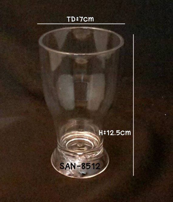 แก้วน้ำพลาสติกริมสระน้ำ Glass plastic poolside. SAN-8512
