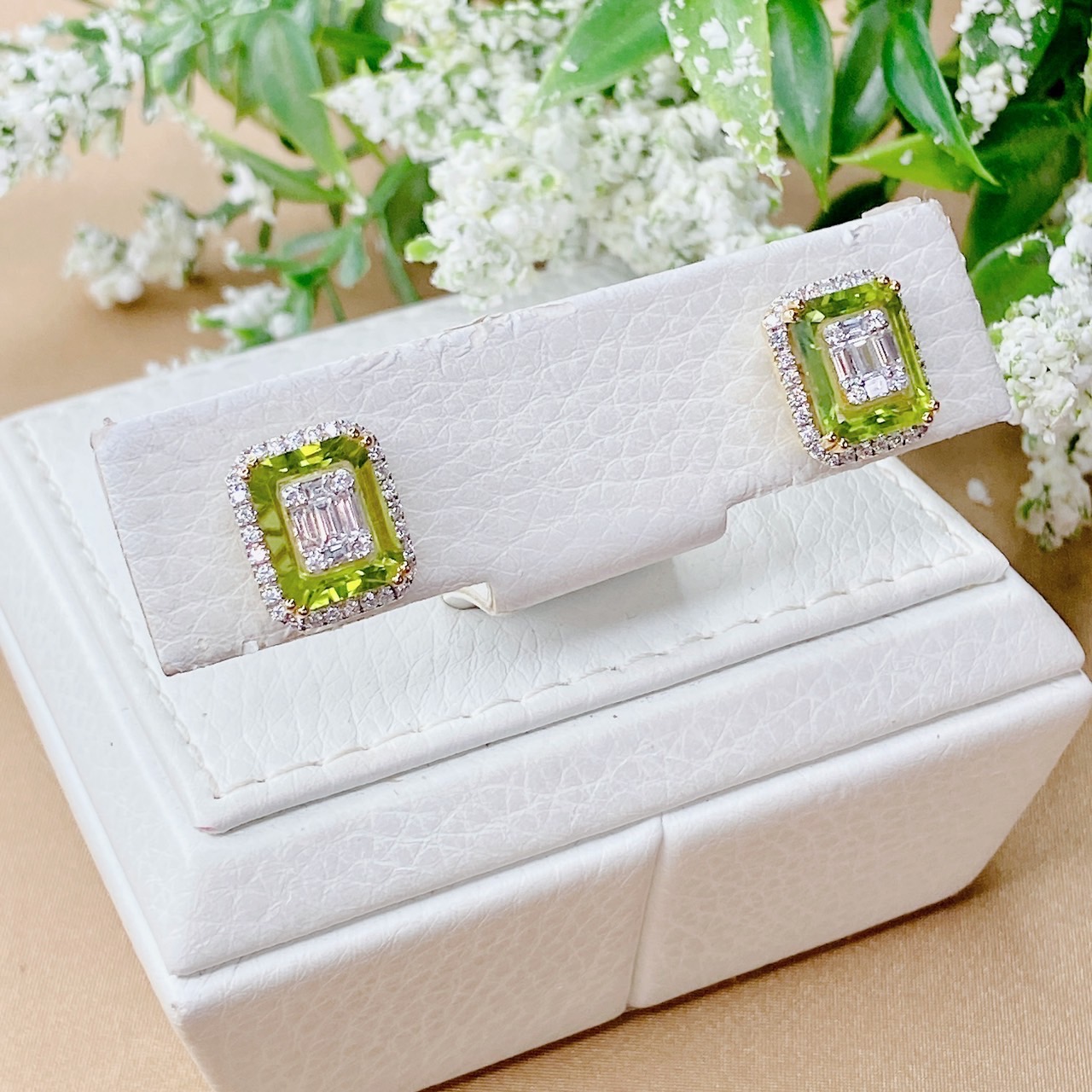 ต่างหู Natural Green Peridot โดยชุดผลงานนี้เราใช้ Peridot อัญมณีสีเขียวสวย สีเขียวใบมะกอก
