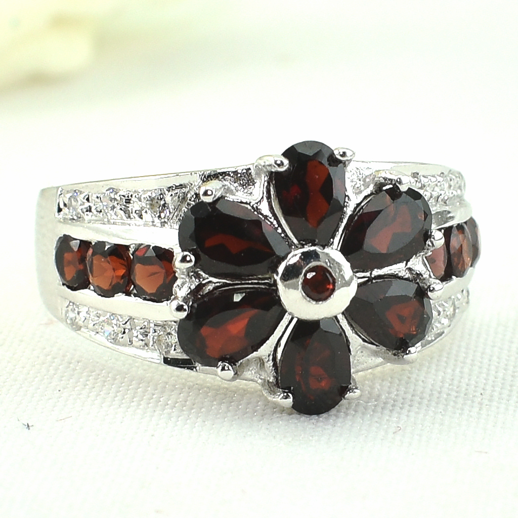 แหวนเงินแท้ราคาถูกชุบทองคำขาว พลอยแท้โกเมนเม็ดกลาง 2.75 กะรัต เม็ดข้าง 0.72 กะรัต เพชรCZ 0.12 กะรัต งานประณีตสวยงาม สั่งผลิตค่ะ