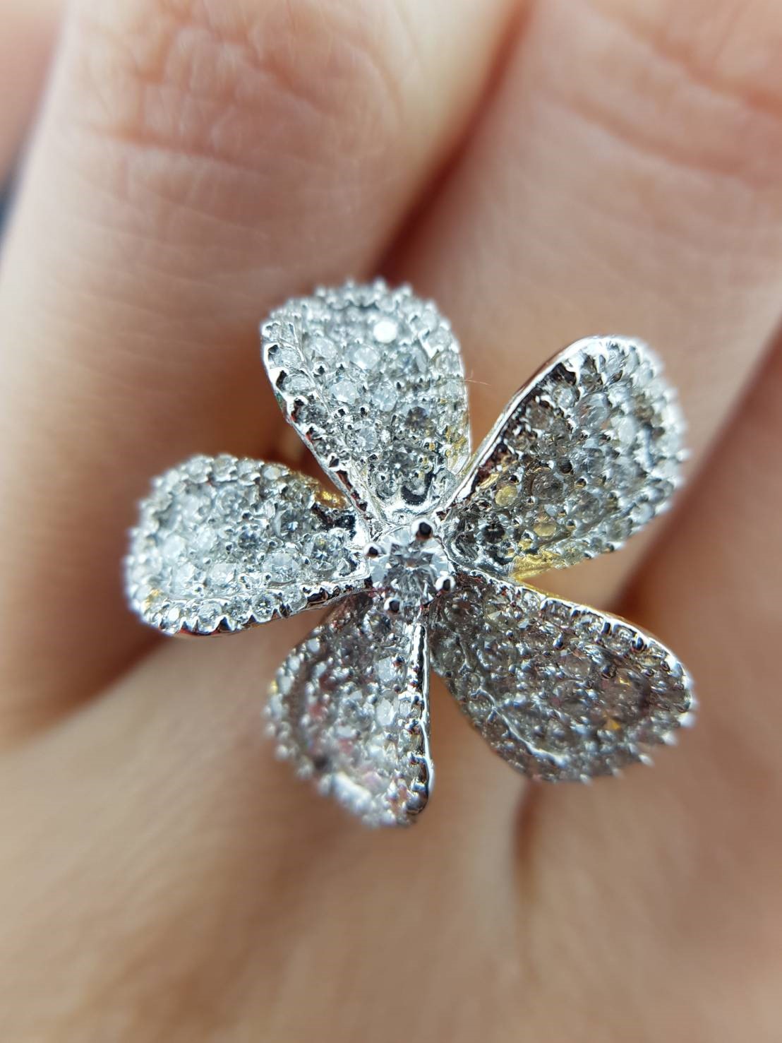 สั่งผลิตเพชรเบลเยี่ยมคัท แหวนแต่งงาน แหวนหมั้น ใส่เที่ยว ออกงาน แหวนทองคำ 18K เพชรแท้ 1.16 กะรัต 7.37 กรัม น้ำ 99 ราคาถูกมาก มีใบรับประกันค่ะ