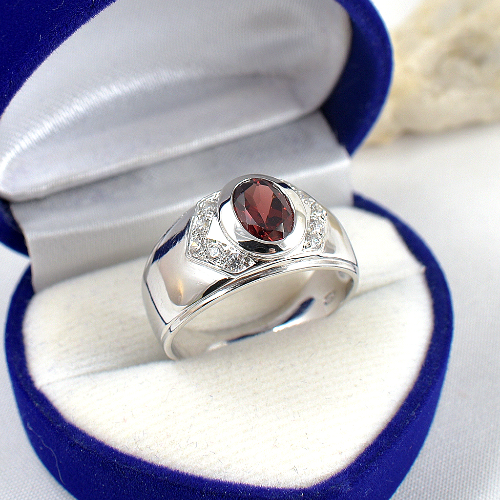 แหวนเงินแท้ราคาถูกชุบทองคำขาว พลอยแท้โกเมน 1.65 กะรัต เพชรCZ 0.30 กะรัต งานประณีตสวยงาม สั่งผลิตค่ะ