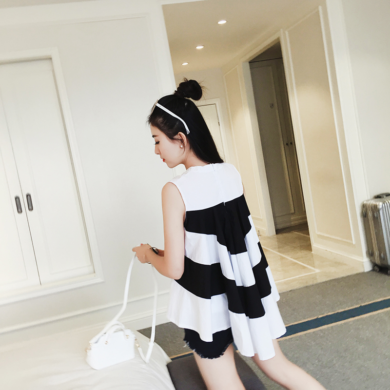 เสื้อแฟชั่นแขนกุด คอกลม ทรงบานหางปลา ลายริ้วขาวดำ