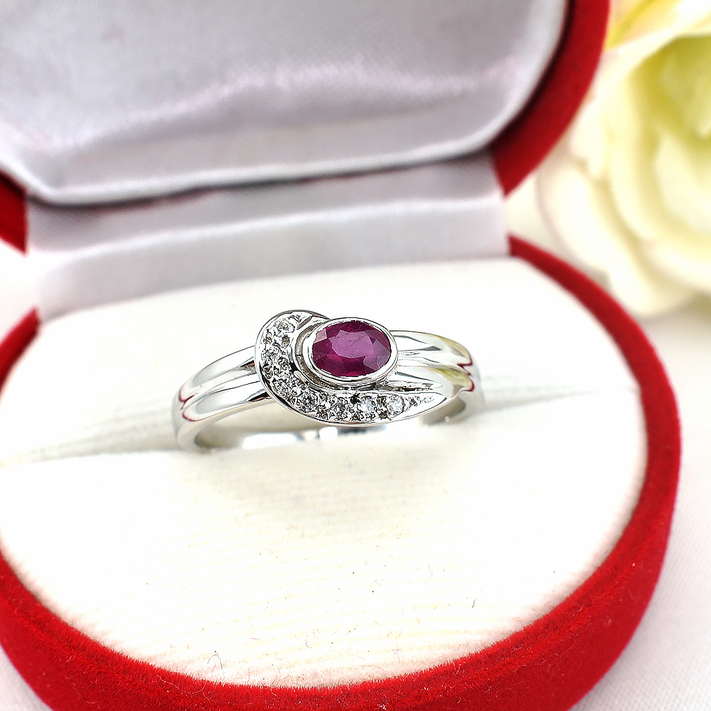 แหวนเงินแท้ราคาถูกชุบทองคำขาว ทับทิมแท้ 0.60 กะรัต เพชรCZ 0.07 กะรัต งานประณีตสวยงาม สั่งผลิตค่ะ