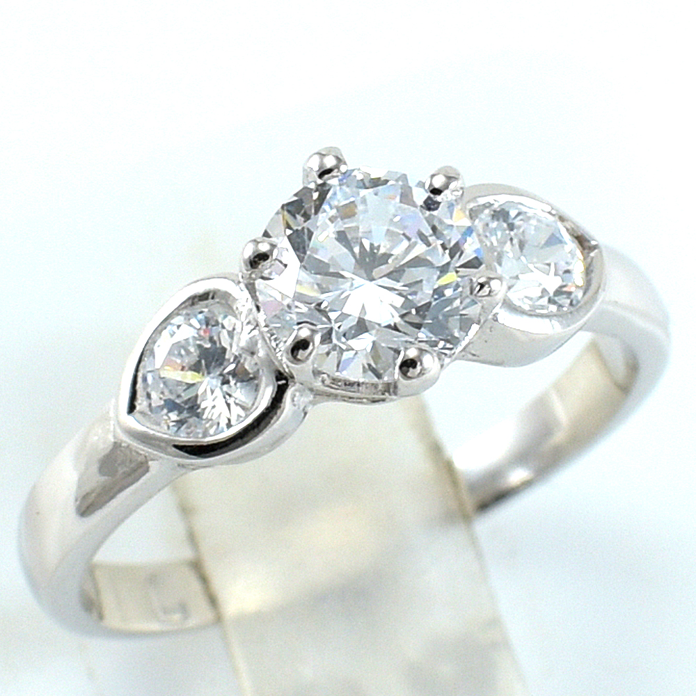 แหวนเงินแท้ราคาถูกชุบทองคำขาว เพชรCZเม็ดกลาง 0.80 กะรัต เพชรCZเม็ดข้าง 0.34 กะรัต งานประณีตสวยงาม สั่งผลิตค่ะ