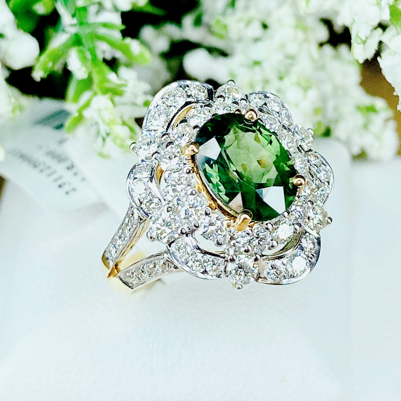 แหวนพลอยเขียวส่องประดับเพชร (Design Cocktail Ring) เขียวส่องเม็ดมาใหม่ สีสวยเหลี่ยมเล่นไฟ เจียระไนแบบเหลี่ยมเพชรรูปไข่ (Oval Shape) ล้อมเพชรสวย ไฟเต็มทุกเม็ด