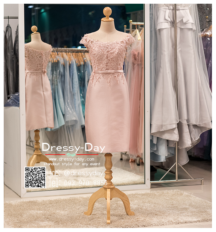 รหัส ชุดเจ้าภาพ :PFS030 ชุดแซกผ้าลูกไม้ประดับเลื่อม ปาดไหล่สวยเก๋ ชุดราตรีสั้นหรู สีชมพู คาดเข็มขัดโบว์ช่วงเอว สวย สง่า ใส่ไปงานแต่งงาน งานกาล่าดินเนอร์ งานเลี้ยง งานพรอม งานรับกระบี่