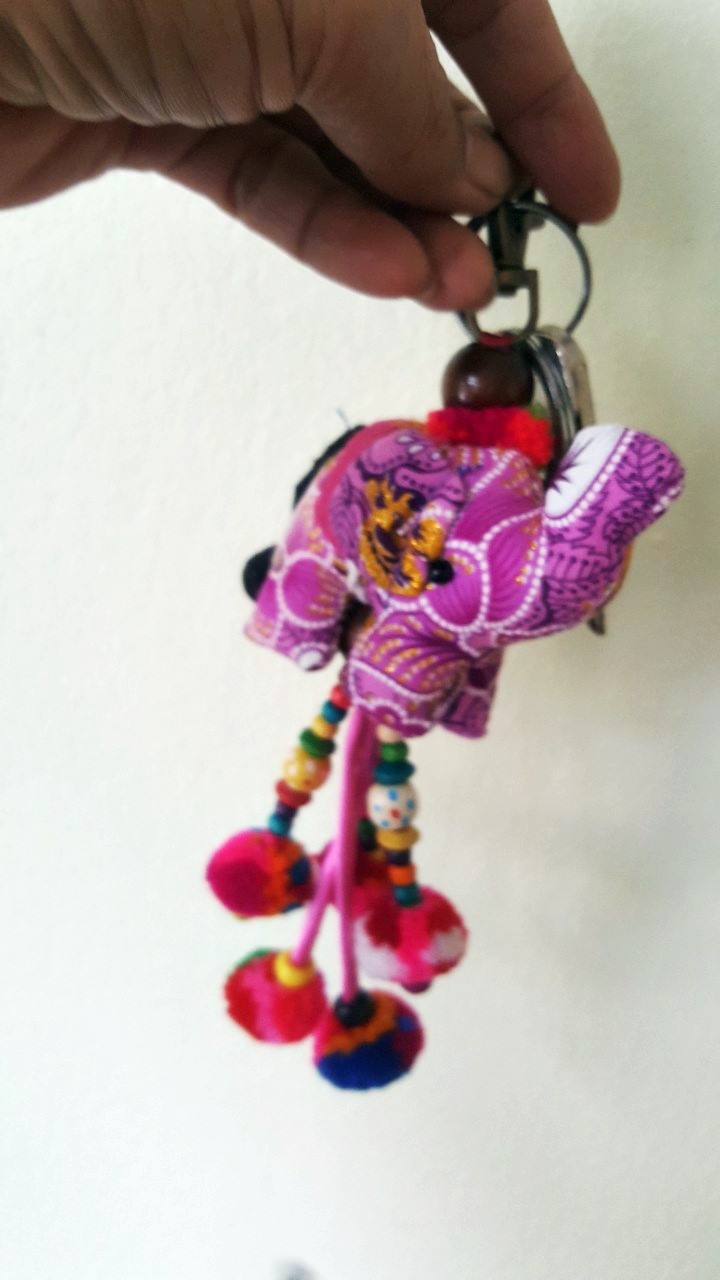 SIVAREE เศษผ้าตกแต่งเป็นรูปช้างห้อยพวงกุญแจ Upcycling Product ม่วง,เหลือง,แดง,เขียว กว้าง3นิ้วยาว3.5 นิ้ว