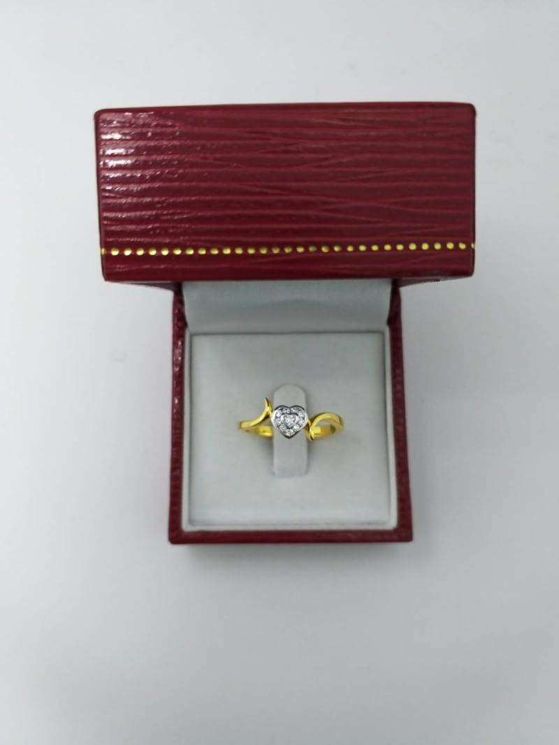 สั่งผลิตเพชรเบลเยี่ยมคัท แหวนแต่งงาน แหวนหมั้น ใส่เที่ยว ออกงาน แหวนทองคำ 18K เพชรแท้ 0.12 กะรัต 2.58 กรัม น้ำ 99 ราคาถูกมาก มีใบรับประกันค่ะ