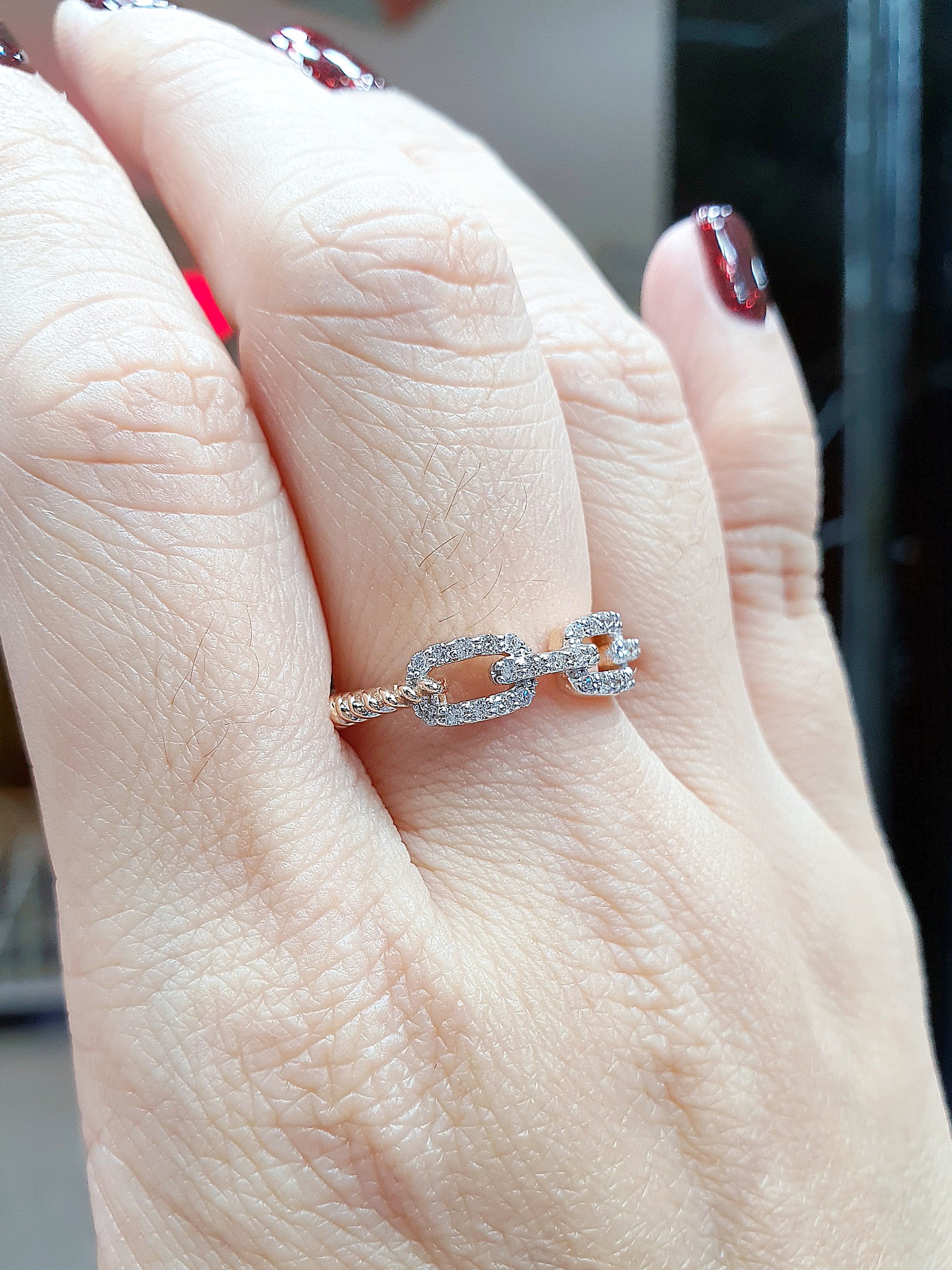 พร้อมส่งและสั่งผลิตแหวนเพชรแท้เบลเยี่ยมคัท ลายโซ่เก๋ไก๋ทันสมัย บ่งบอกถึงความมีสไตล์ของผู้สวมใส่ เหมาะทั้งสุภาพบุรุษและสตรี แหวนแต่งงาน แหวนหมั้น ใส่เที่ยว ออกงาน แหวนทองคำ9K เพชรแท้ 0.32 กะรัต 46 เม็ด ราคาถูกมาก ส่งฟรี