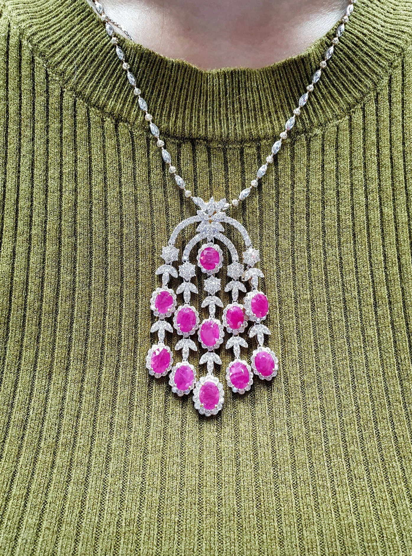 พร้อมส่งและสั่งผลิตจี้พลอยทับทิมพม่าเจียสีเสมอสวยทุกเม็ด ประดับเพชรขาวสวยไฟดี ดีไซน์ระย้าหรูหรางดงามสะดุดทุกสายตา ควรค่าแก่การเป็นเจ้าของมากๆค่ะ ใส่เที่ยว ออกงาน ทองคำ 9K เพชรแท้ 5.22 กะรัต 309 เม็ด ราคาถูกมาก ส่งฟรี