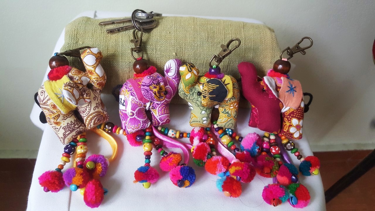 SIVAREE เศษผ้าตกแต่งเป็นรูปช้างห้อยพวงกุญแจ Upcycling Product ม่วง,เหลือง,แดง,เขียว กว้าง3นิ้วยาว3.5 นิ้ว