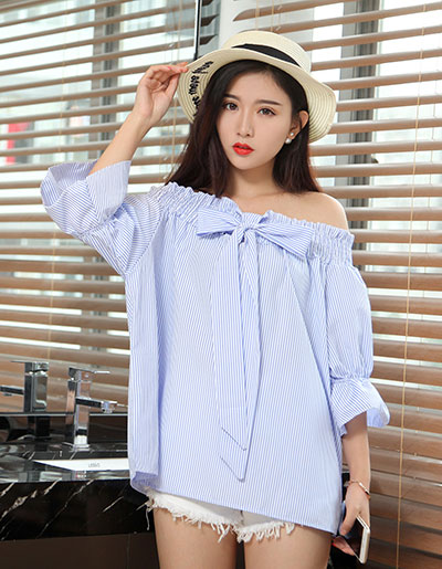 เสื้อแฟชั่นลายริ้วขาวฟ้าเปิดไหล่ใส่ได้หลากสไตล์ แบบสวยน่ารักสไตล์เกาหลี รหัส 1769