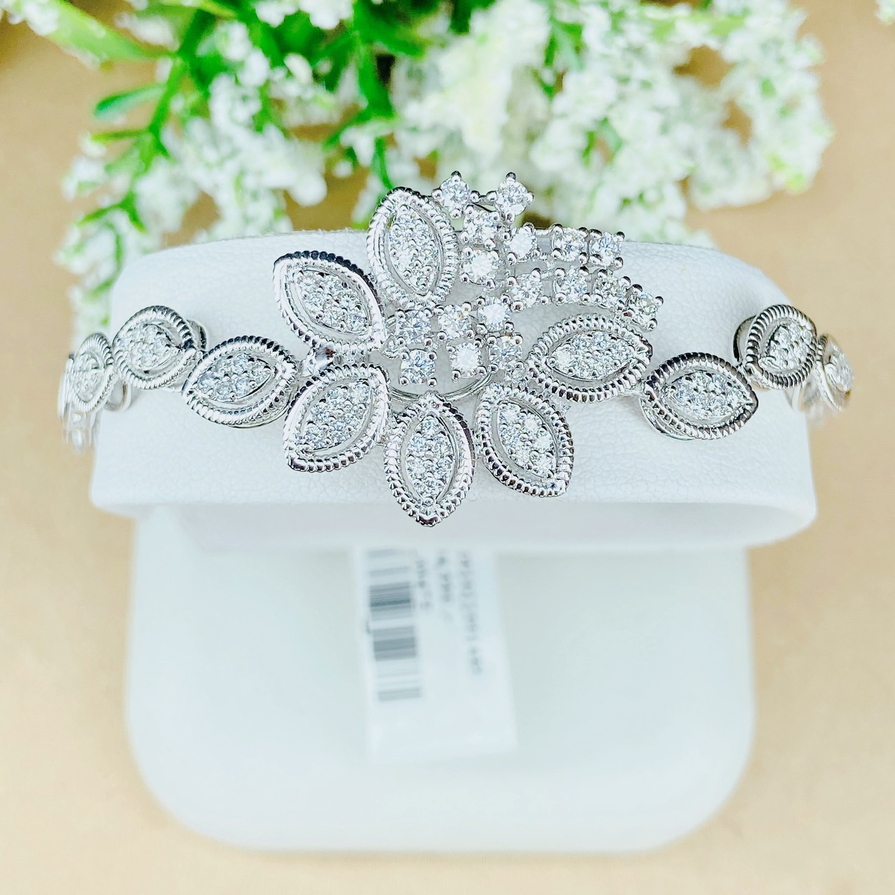 สร้อยข้อมือเพชรดีไซน์สวย เล่นลายด้วยการขึ้นขอบ จะเห็นแบบนี้ในงานทิฟฟานีเป็นส่วนใหญ่เลยค่ะ