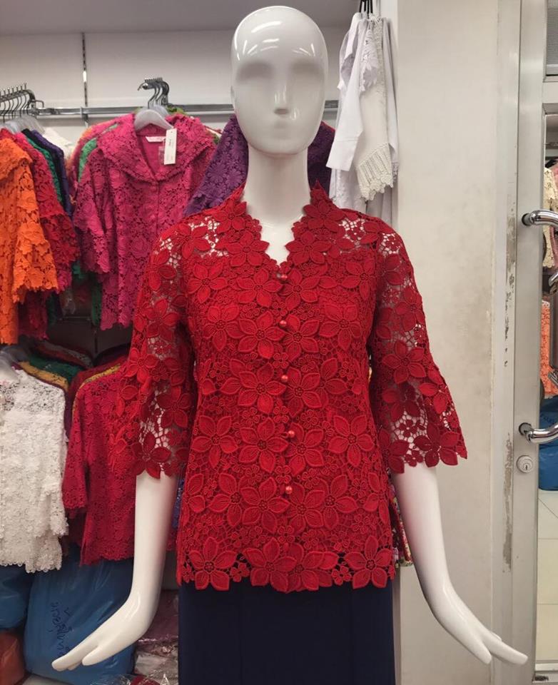 เสื้อลูกไม้สีแดง กระดุมหน้า