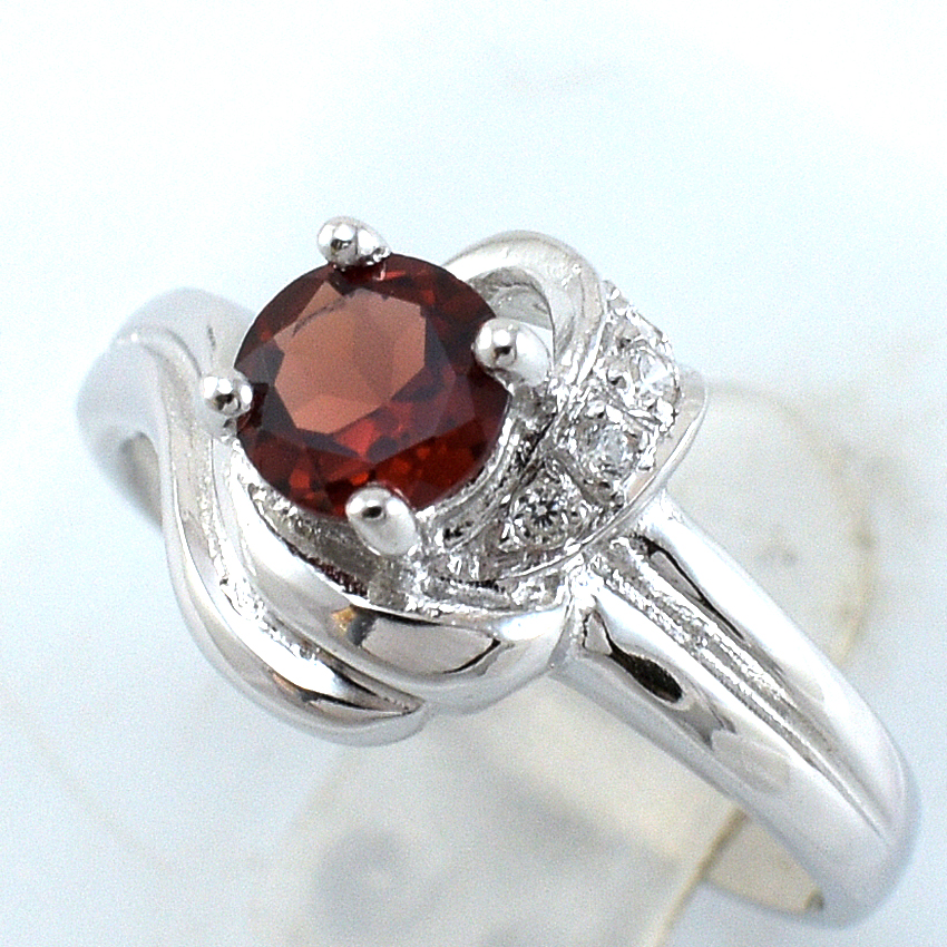 แหวนเงินแท้ราคาถูกชุบทองคำขาว พลอยแท้โกเมน 0.61 กะรัต เพชรCZ 0.034 กะรัต งานประณีตสวยงาม สั่งผลิตค่ะ