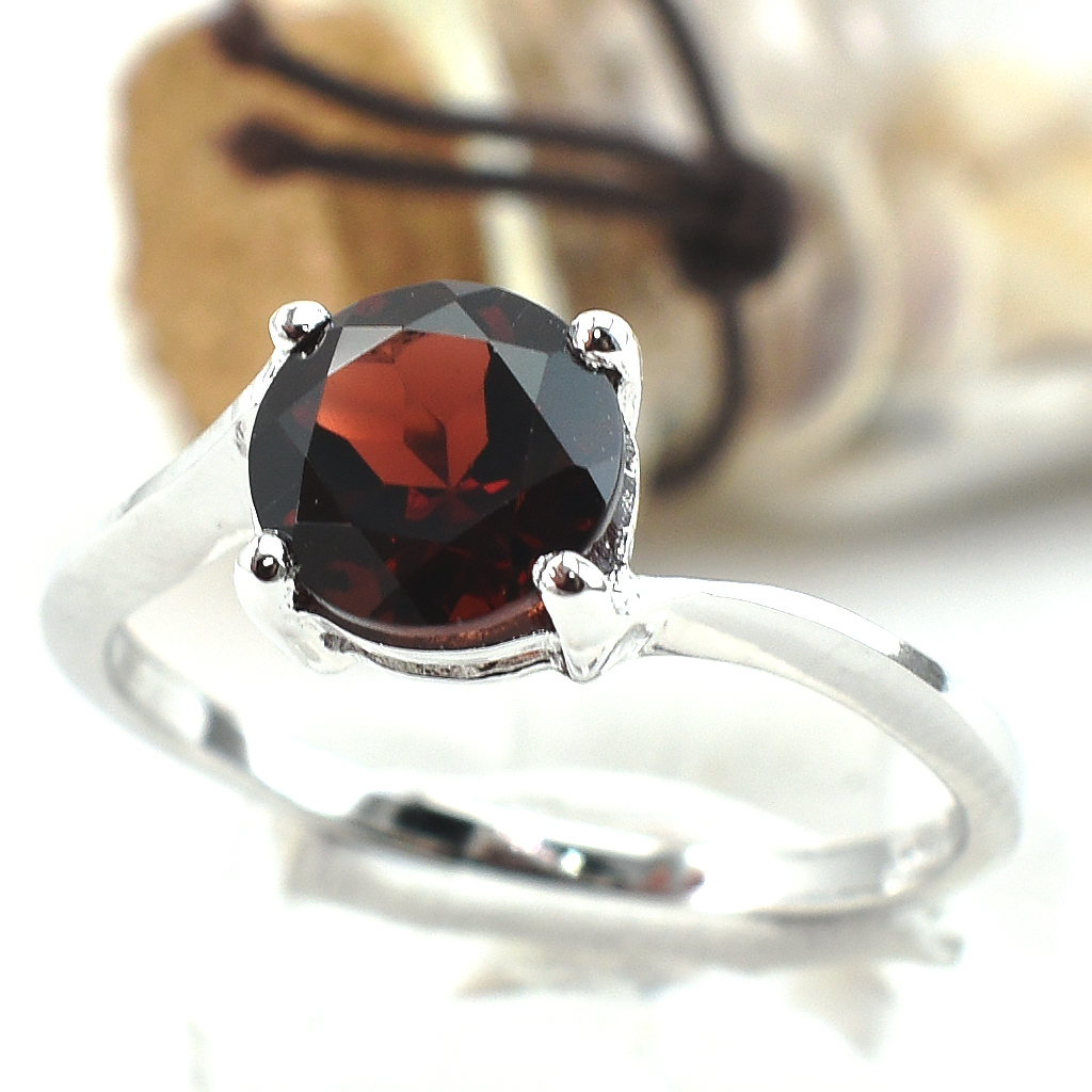 แหวนเงินแท้ราคาถูกชุบทองคำขาว โกเมนแท้ 1.65 กะรัต งานประณีตสวยงาม สั่งผลิตค่ะ