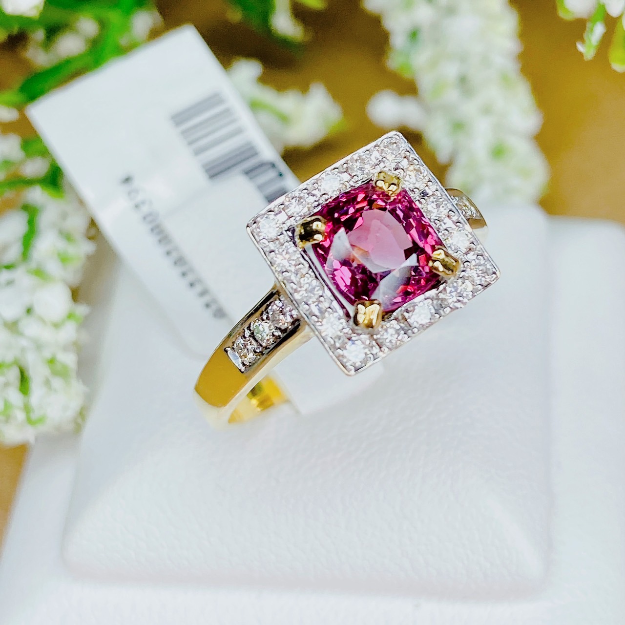 Tourmaline สี Brownish Red Natural Tourmaline พลอยดิบ เกรด A เป็นสีที่นิยมที่สุดของทัวร์มาลีนเลยค่ะ พลอยล้อมเพชร ทำให้พลอยดูเด่นขึ้น เพชรน้ำร้อยขาวสวยมากๆค่ะ