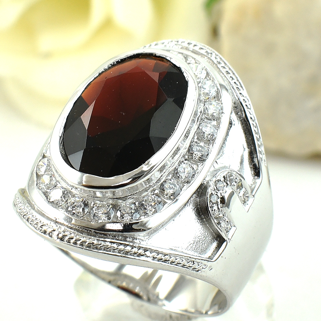 แหวนเงินแท้ราคาถูกชุบทองคำขาว พลอยแท้โกเมน 6.25 กะรัต เพชรCZ 0.80 กะรัต งานประณีตสวยงาม สั่งผลิตค่ะ