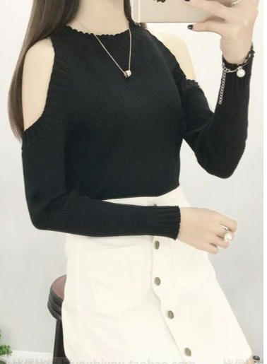 เสื้อแฟชั่นไหมพรมสีดำ คอกลม แขนยาวโชว์หัวไหล่