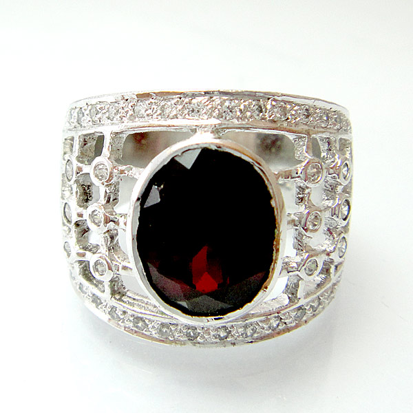 แหวนเงินแท้ราคาถูกชุบทองคำขาว พลอยแท้โกเมน 3.50 กะรัต เพชรCZ 0.44 กะรัต งานประณีตสวยงาม สั่งผลิตค่ะ