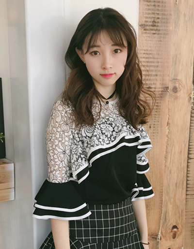 เสื้อครอปแฟชั่นแต่งเก๋ช่วงคอและต้นแขนด้วยผ้าลูกไม้สวยหวานสไตล์เกาหลี รหัส 1659-สีดำ