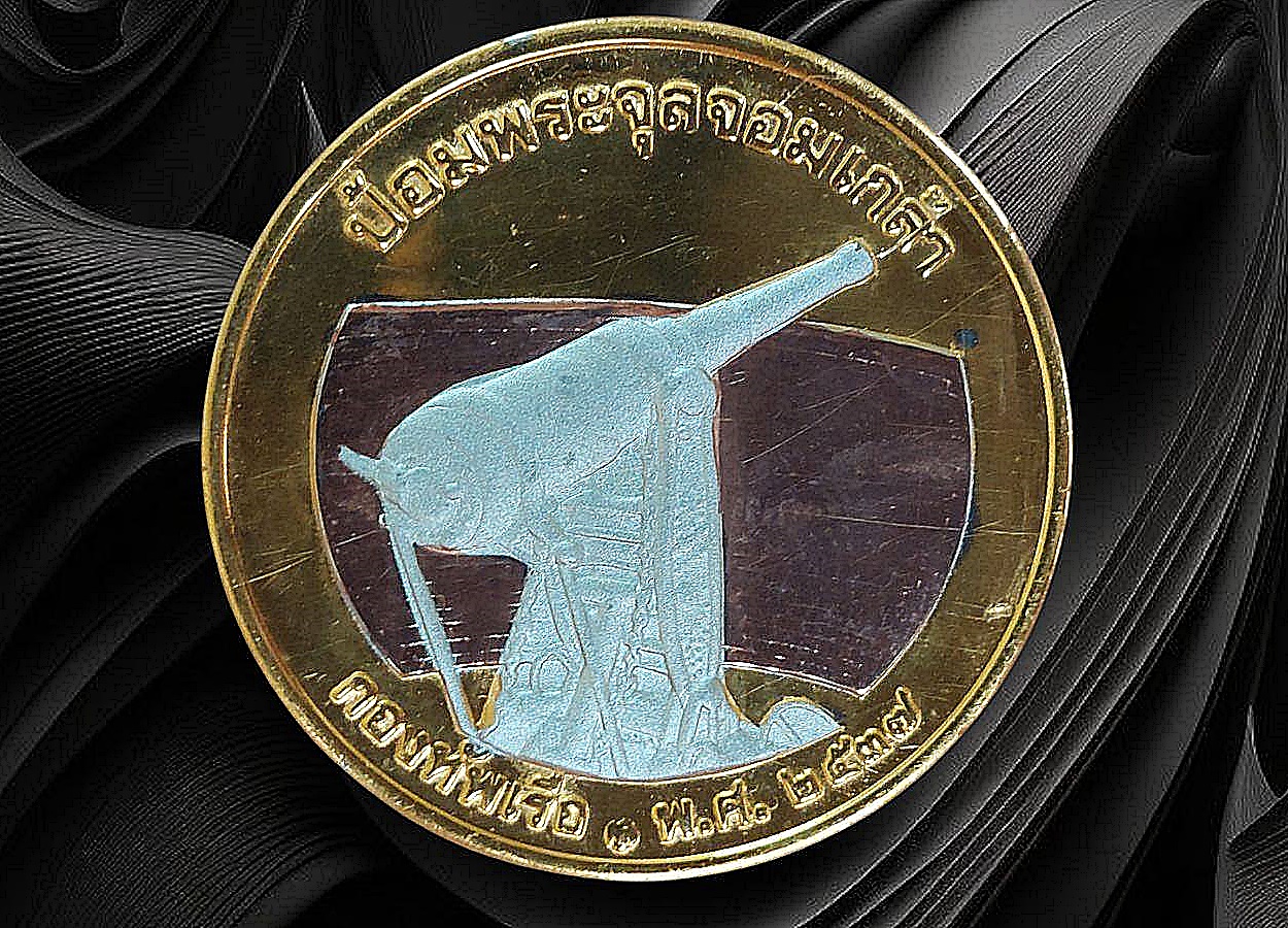 เหรียญที่ระลึก รัชกาลที่ ๕ ป้อมพระจุลจอมเกล้า เนื้อกะหลั่ย 3 สี (ทอง,นาก,เงิน) ขนาด 3cm. บล็อกกษาปณ์ กองทัพเรือสร้าง กองกษาปณ์ผลิต ปี 2537