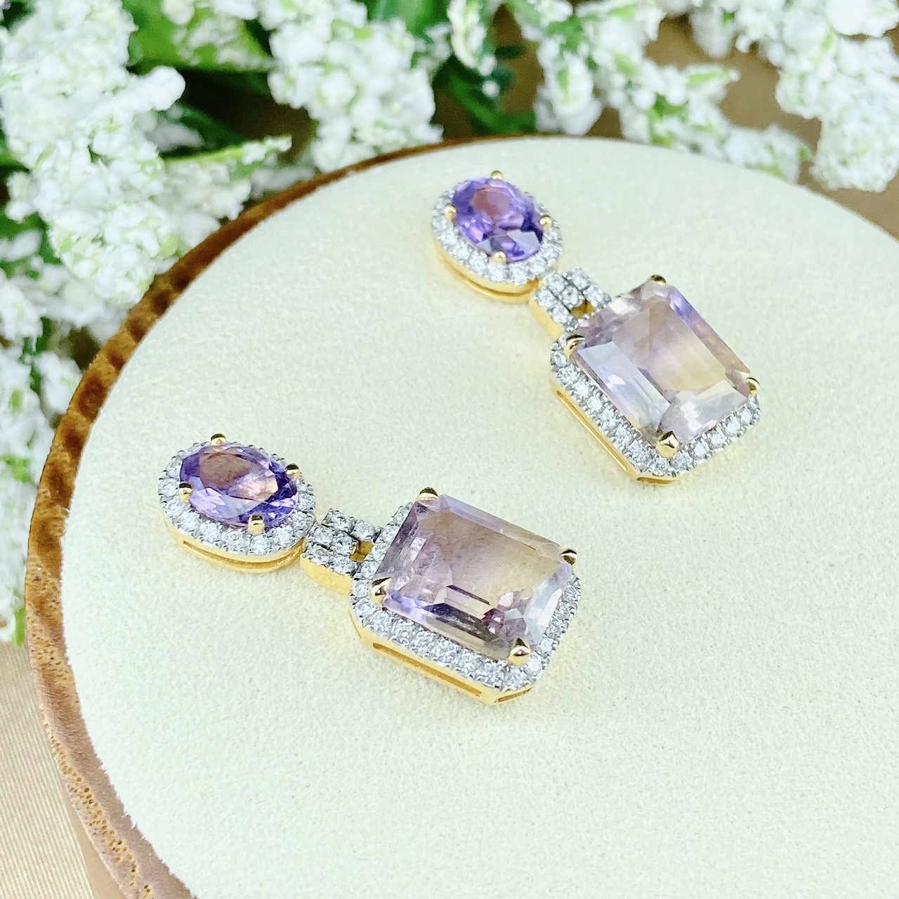 ต่างหู Amethyst&Ametrine ต่างหูพลอยสวยสีม่วงอ่อน ตุ้งติ้งอเมทรินจะเป็นสีม่วงอ่อนเหลือบสีเหลืองอ่อน ล้อมเพชรน้ำร้อยทั้งคู่เลยค่ะ ตัวเรือนทอง ต่างหูคู่นี้งามมากๆค่ะ คู่เป็นงานดีไซน์ปราณีตมากๆค่ะ