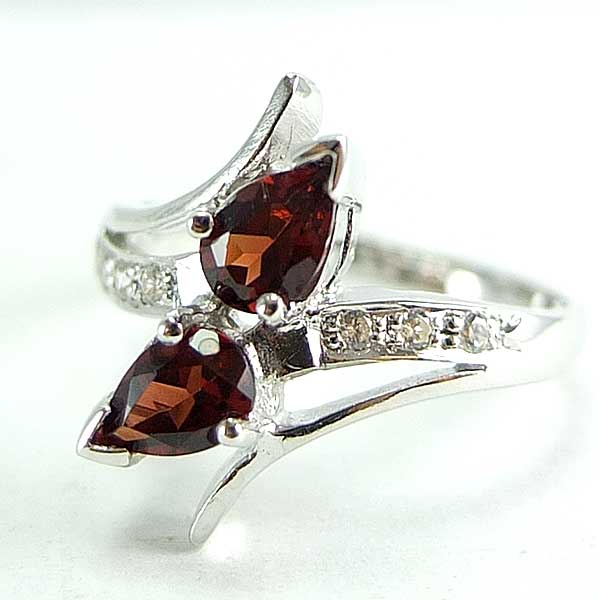 แหวนเงินแท้ราคาถูกชุบทองคำขาว พลอยแท้โกเมน 1.10 กะรัต เพชรCZ 0.09 กะรัต งานประณีตสวยงาม สั่งผลิตค่ะ