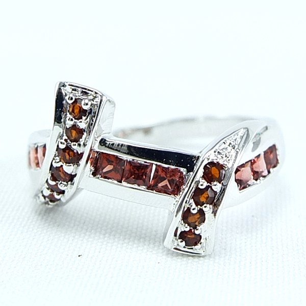 แหวนเงินแท้ราคาถูกชุบทองคำขาว พลอยแท้โกเมนเม็ดกลาง 0.675 กะรัต เม็ดข้าง 0.13 กะรัต งานประณีตสวยงาม สั่งผลิตค่ะ