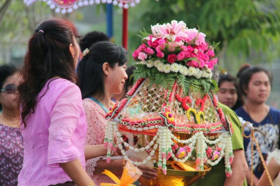 ดอกไม้สดคลุมผ้าไตร (ส่งงาน วัดหนองน้อย อ.วัดสิงห์ จ.ชัยนาท)
