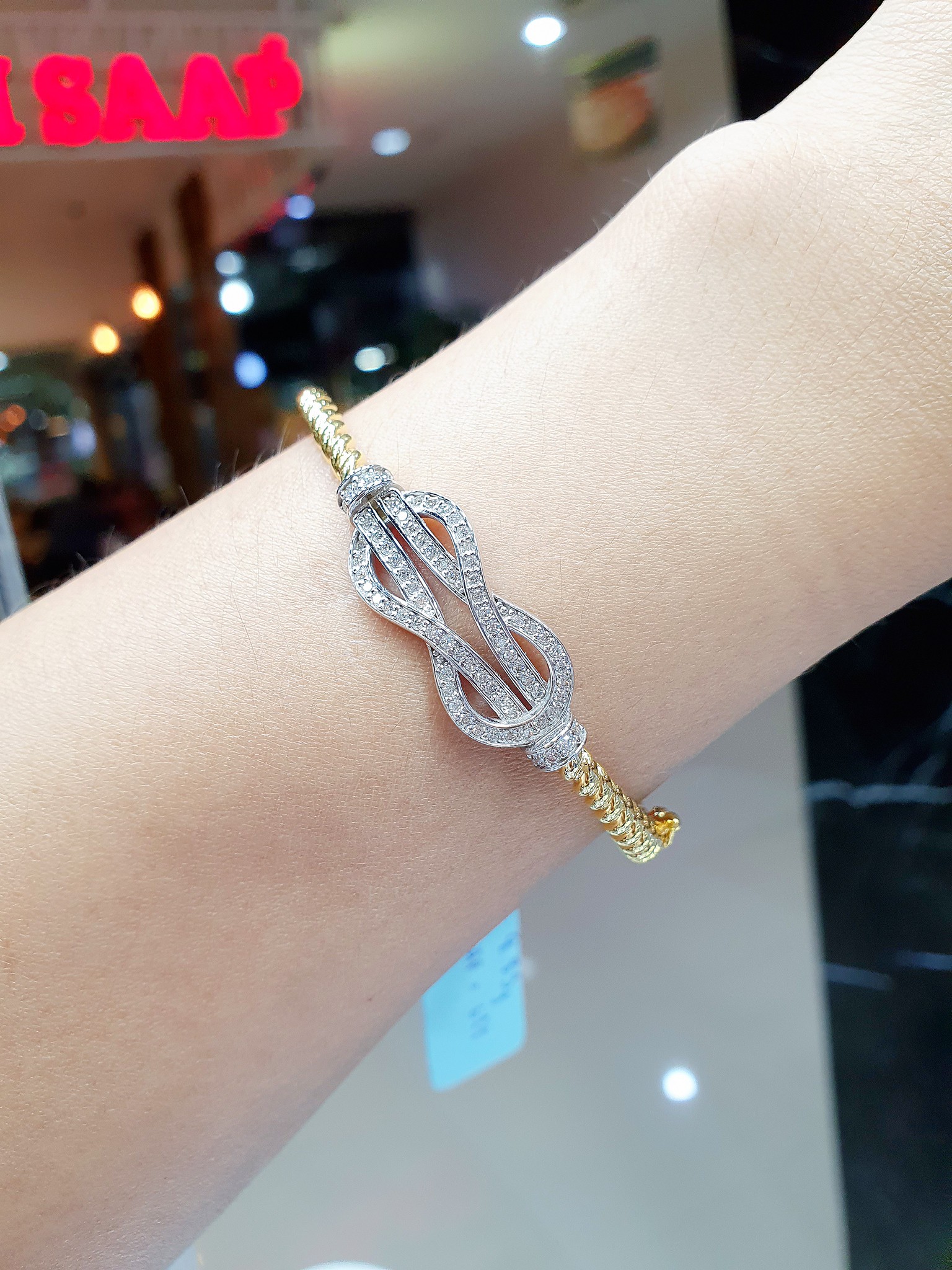 พร้อมส่งและสั่งผลิตกำไลทองเพชรแท้ทรงเกลียวดีไซน์โมเดิร์นสไตล์แบบมาใหม่ล่าสุด ใส่ได้บ่อยทุกโอกาส แต่งงาน หมั้น ใส่เที่ยว ออกงาน ทองคำ 9K เพชรเบลเยี่ยมแท้ 0.61 กะรัต 74 เม็ด ราคาถูกมาก ส่งฟรี