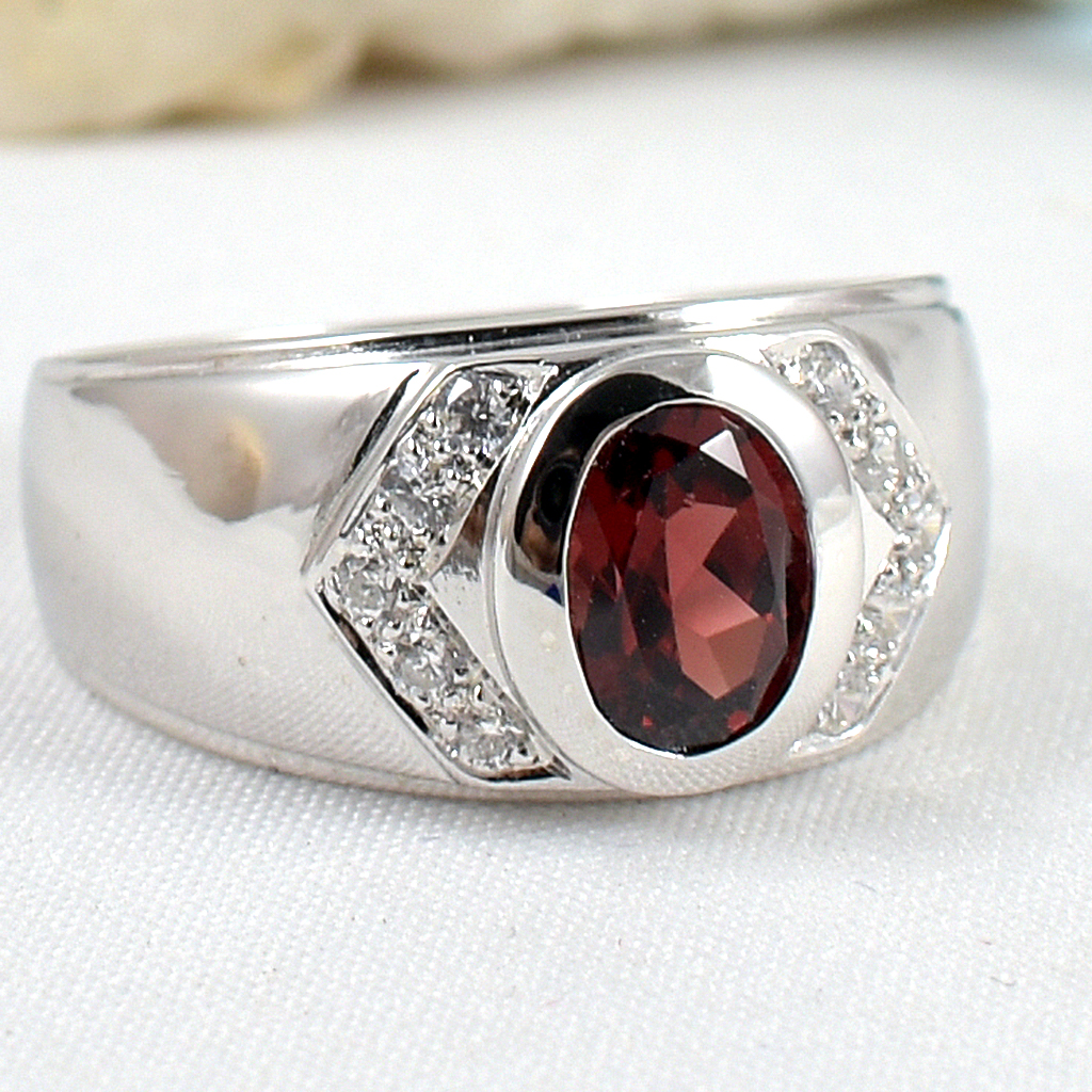 แหวนเงินแท้ราคาถูกชุบทองคำขาว พลอยแท้โกเมน 1.65 กะรัต เพชรCZ 0.30 กะรัต งานประณีตสวยงาม สั่งผลิตค่ะ