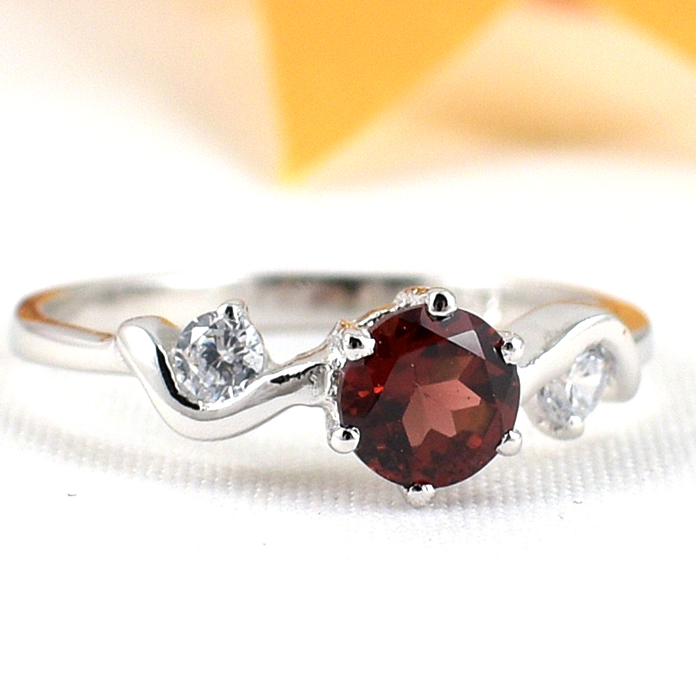 แหวนเงินแท้ราคาถูกชุบทองคำขาว พลอยแท้โกเมน 0.61 กะรัต เพชรCZ 0.12 กะรัต งานประณีตสวยงาม สั่งผลิตค่ะ