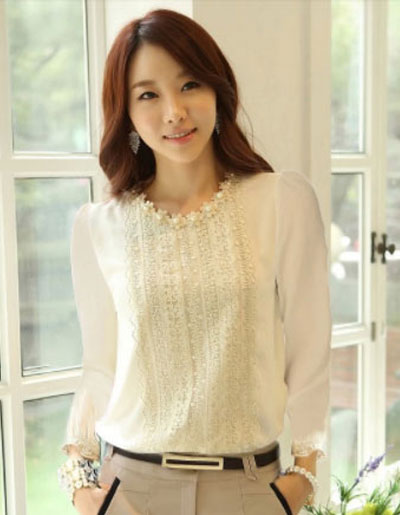 เสื้อแฟชั่นสีขาวแต่งมุกที่คอ เสื้อแฟชั่นใส่ออกงานได้สวยหรู รหัส 1799