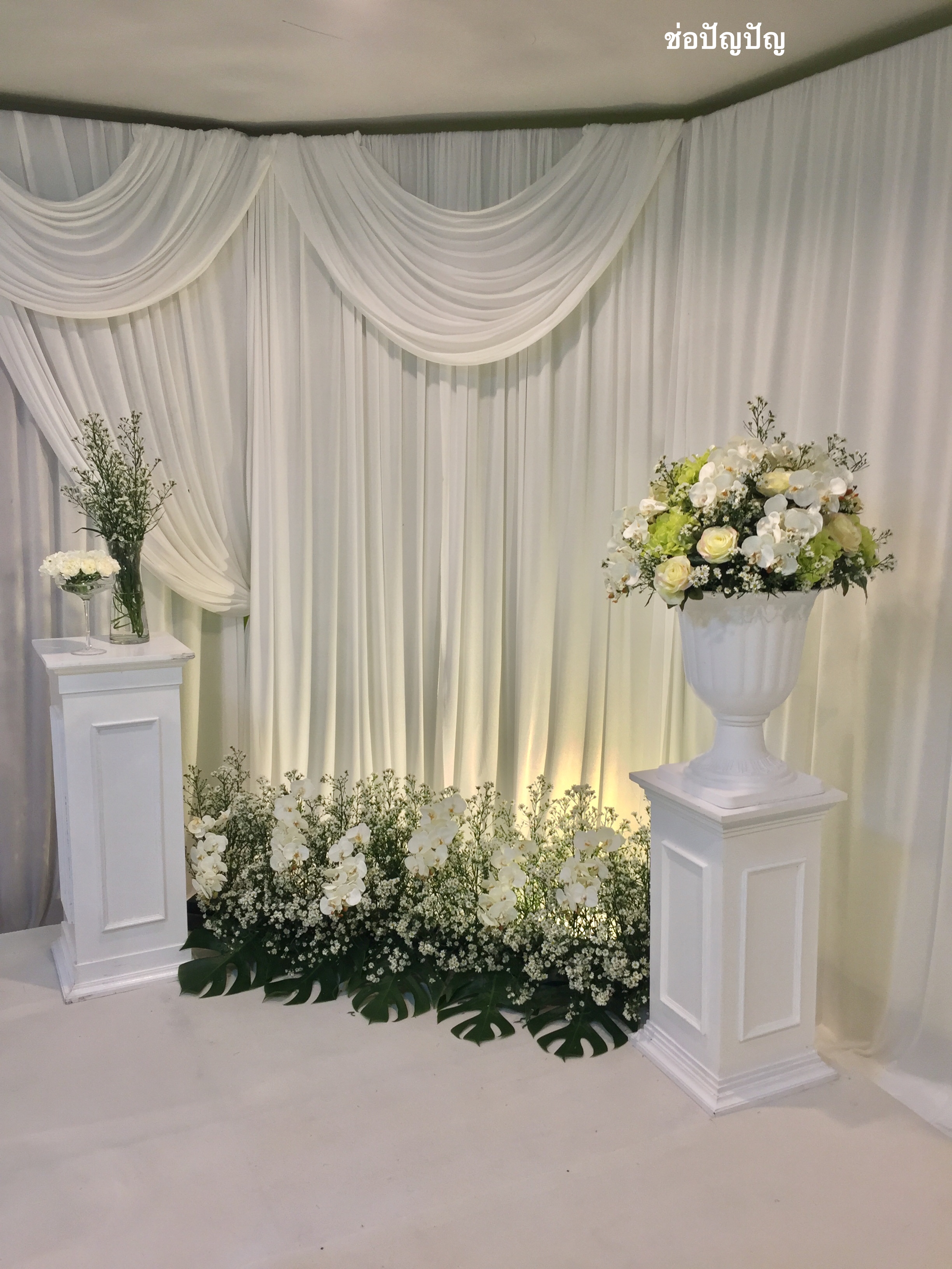 สถานที่หลั่งน้ำสังข์,แบคดรอปหลั่งน้ำสังข์ โทนขาวเขียว