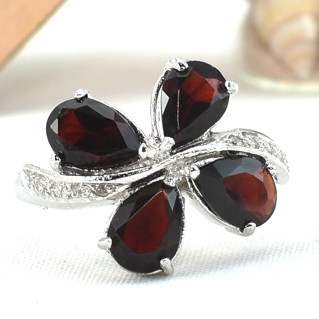 แหวนเงินแท้ราคาถูกชุบทองคำขาว พลอยแท้โกเมน 3.20 กะรัต เพชรCZ 0.088 กะรัต งานประณีตสวยงาม สั่งผลิตค่ะ