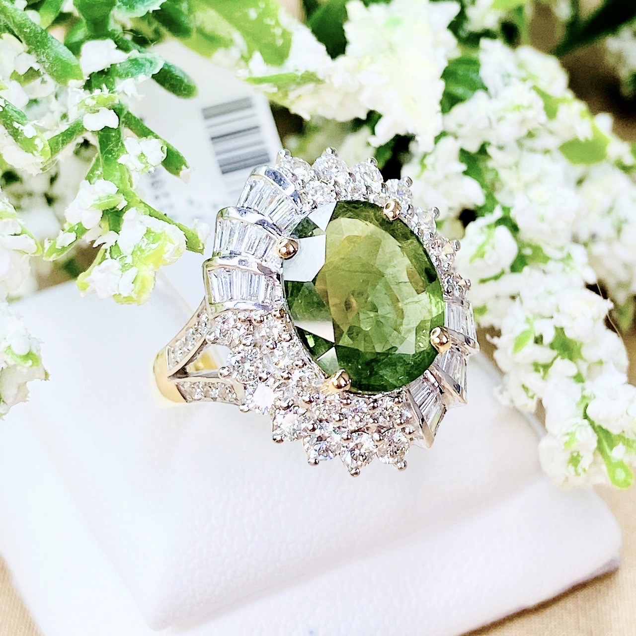 แหวนพลอยเขียวส่องประดับเพชร (Design Cocktail Ring) เขียวส่องมาใหม่ สีสวยเหลี่ยมเล่นไฟ เจียระไนแบบเหลี่ยมเพชรรูปไข่ (Oval Shape) ไซส์ใหญ่มาก ล้อมเพชรลูกเม็ดใหญ่ทุกเม็ด