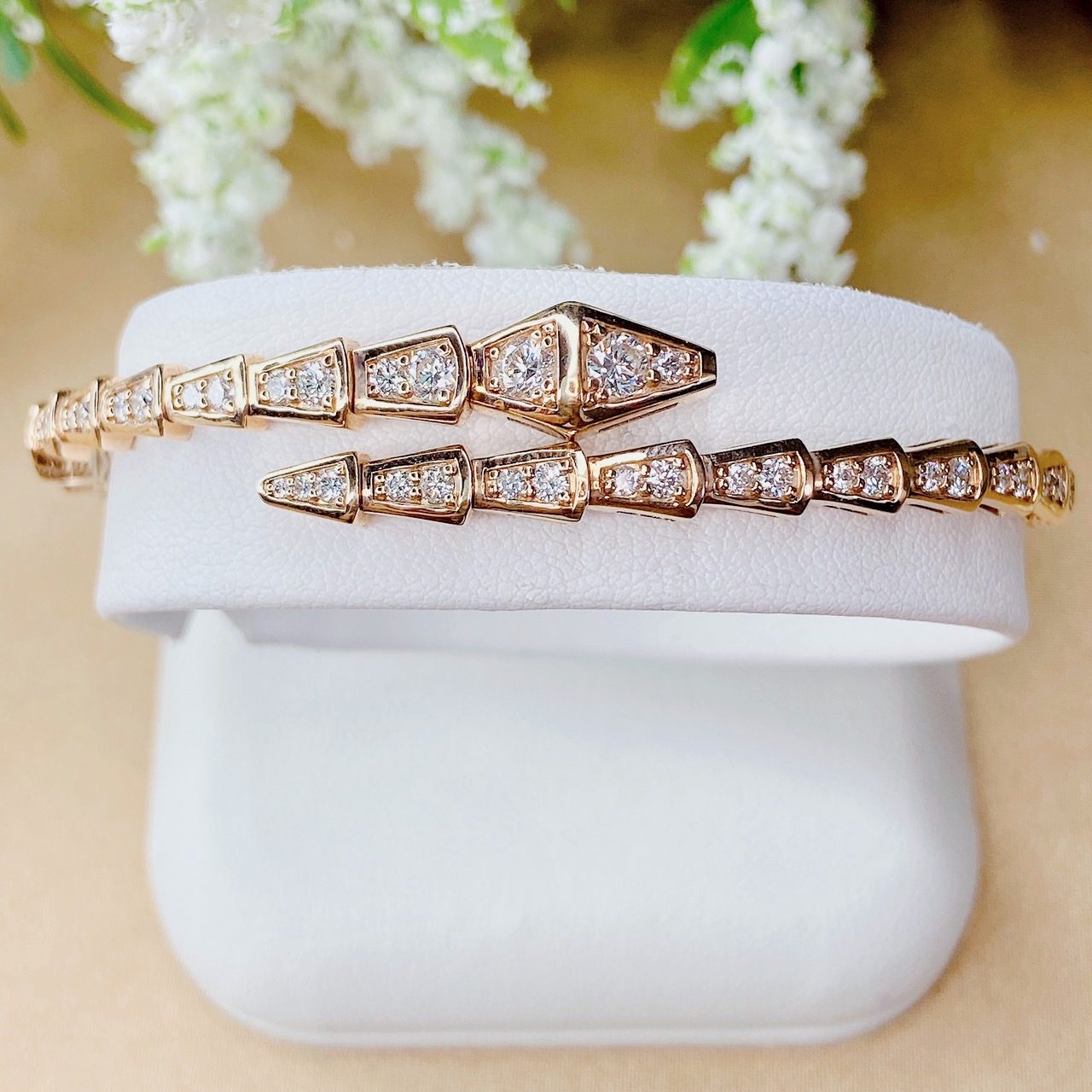 งานกำไลสไตล์ BVLGARI งานชนช็อป ตัวเรือน Pink Gold เป็นตัวเรือนยืดหยุ่นทั้งเส้น ข้อมือใหญ่ก็ใส่ได้ค่ะ ของจริงสวยมากๆ ฝังเพชรเม็ดใหญ่รอบตัวเรือน