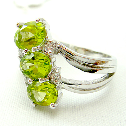 แหวนเงินแท้ราคาถูกชุบทองคำขาว เพอริดอทแท้ 2.85 กะรัต เพชรCZ 0.12 กะรัต งานประณีตสวยงาม สั่งผลิตค่ะ