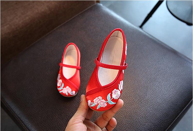 F รองเท้าจีนลายดอกไม้ใหญ่