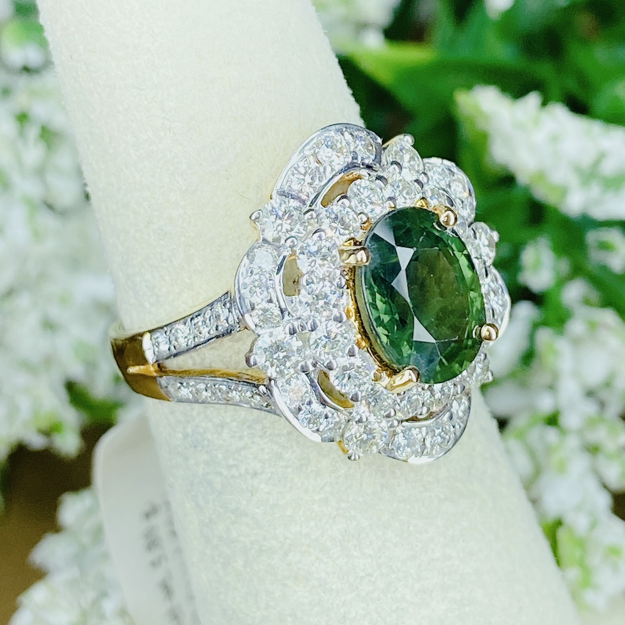 แหวนพลอยเขียวส่องประดับเพชร (Design Cocktail Ring) เขียวส่องเม็ดมาใหม่ สีสวยเหลี่ยมเล่นไฟ เจียระไนแบบเหลี่ยมเพชรรูปไข่ (Oval Shape) ล้อมเพชรสวย ไฟเต็มทุกเม็ด