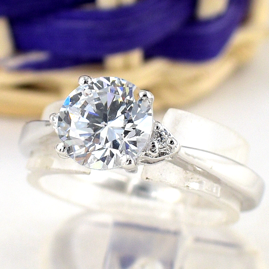 แหวนเงินแท้ราคาถูกชุบทองคำขาว เพชรCZเม็ดกลาง 1.25 กะรัต เพชรCZเม็ดข้าง 0.02 กะรัต งานประณีตสวยงาม สั่งผลิตค่ะ