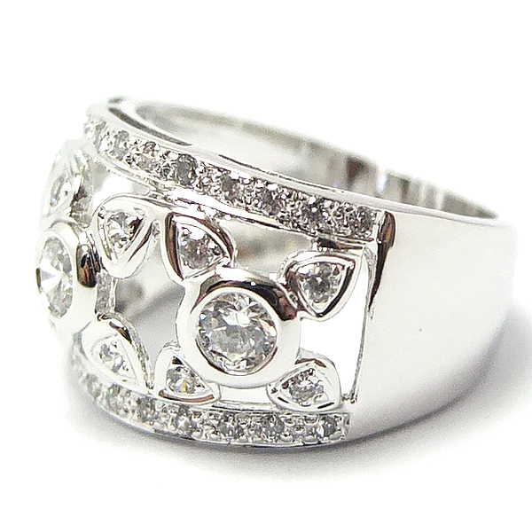 แหวนเงินแท้ราคาถูกชุบทองคำขาว เพชรCZเม็ดกลาง 0.17 กะรัต เพชรCZเม็ดข้าง 0.302 กะรัต งานประณีตสวยงาม สั่งผลิตค่ะ