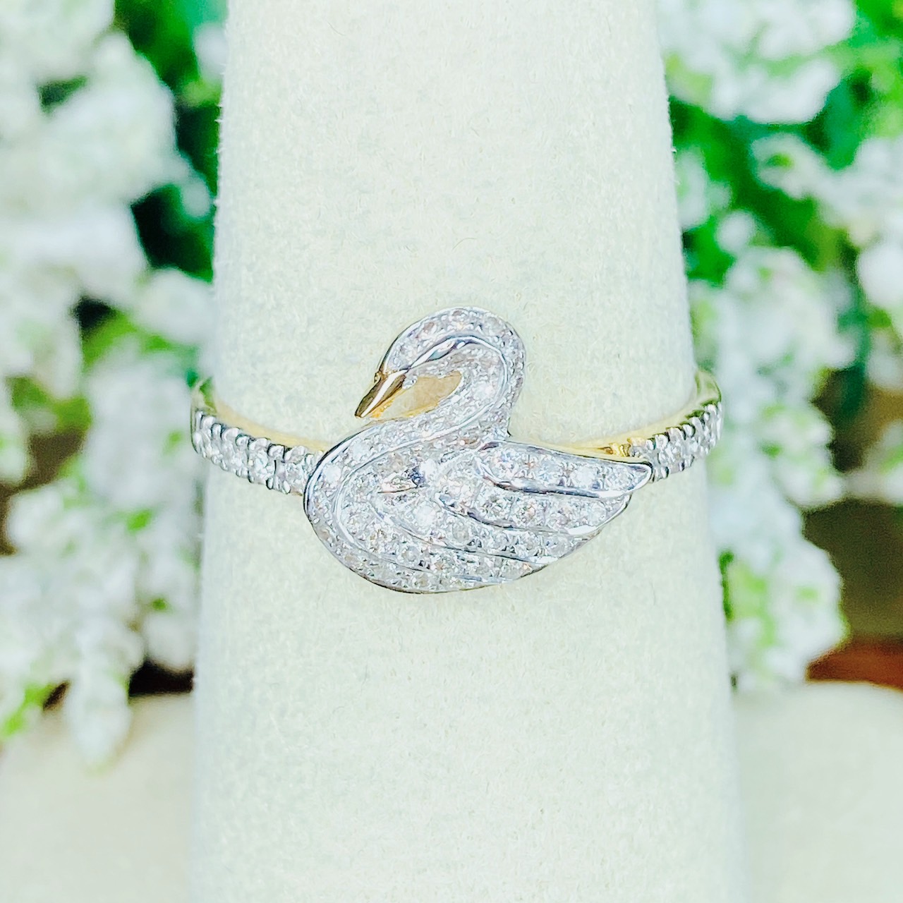 แหวนเพชรหงษ์ swan ring พร้อมประดับเพชรบ่าข้าง ตัวเรือนทอง yellowgold เพชรขาวใสเล่นไฟดีค่ะ วงนี้ใส่สวยน่ารักมากๆค่ะ น้องไม่ใหญ่มากนะคะ น้องรอเจ้าของอยู่น้าาาา