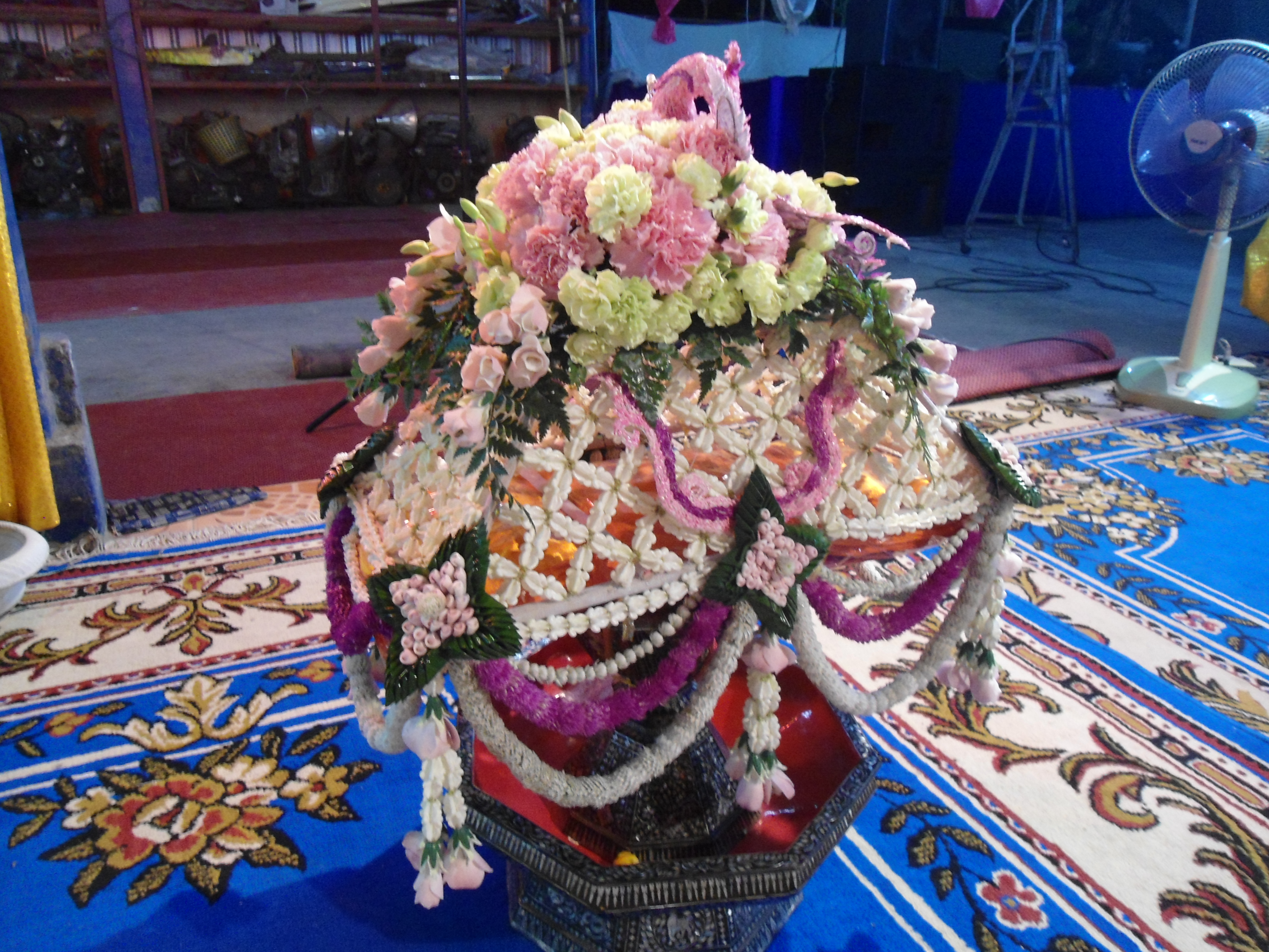 ดอกไม้สดคลุมผ้าไตร (ส่งงาน อู๋รถผู้ใหญ่ทรัพย์สมบูรณ์ อ.บางปะอิน จ.อยุธยา)